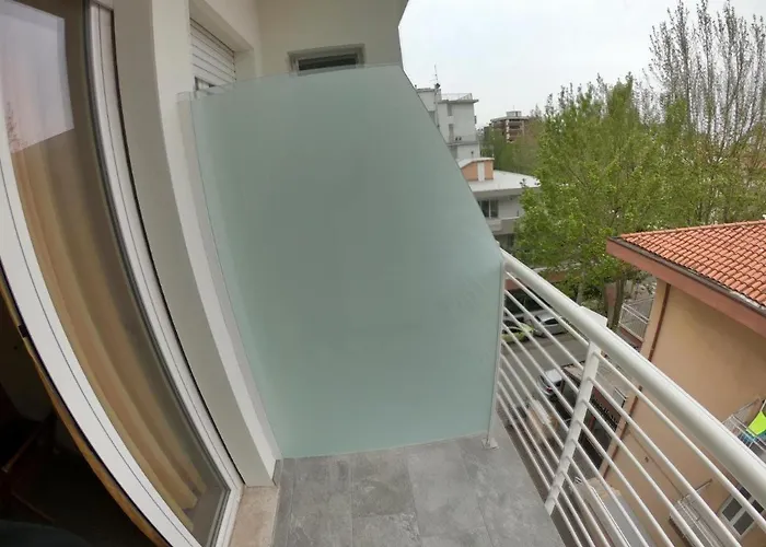 מלון Mezzaluna Half Moon